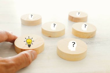 İş Kavramı görüntü bir fikir ifşa, yaratıcı süreç sırasında doğru çözüm bulma. Parlak ampul ile el toplama yuvarlak küp