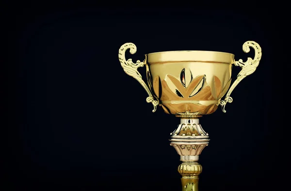 Спортивна концепція низький ключ зображення золотого трофею на темному фоні — стокове фото