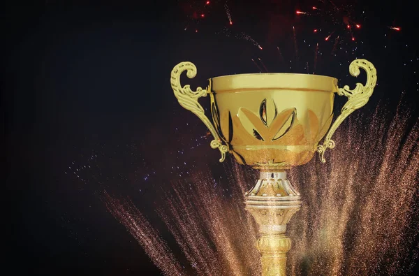 Спортивна концепція зображення золотого трофею на темному тлі, з абстрактними блискучими вогнями — стокове фото