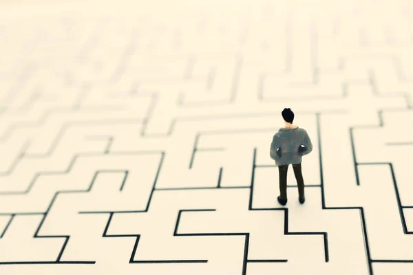 Üzleti koncepció arculat és kihívás. Egy ember áll a labirintusban keresi a kijáratot. Problémamegoldó és döntéshozatali ötlet — Stock Fotó