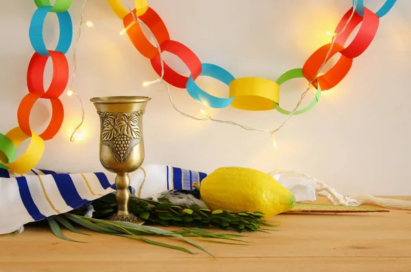 Festival judío de Sukkot. Símbolos tradicionales (Las cuatro especies): Etrog, lulav, hadas, arava — Foto de Stock