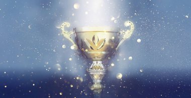 koyu dumanlı arka plan ve glitter ışıklar üzerinde altın kupa spor konsepti düşük anahtar görüntü