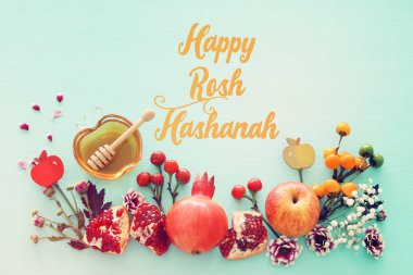 din görüntü Rosh aşana (Yahudi yeni yıl tatili) kavramı. Ahşap Mint Mavi Pastel arka plan üzerinde geleneksel Semboller