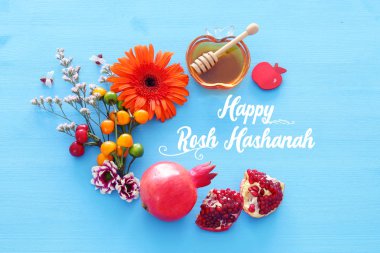 din görüntü Rosh aşana (Yahudi yeni yıl tatili) kavramı. Ahşap mavi arka planda geleneksel Semboller