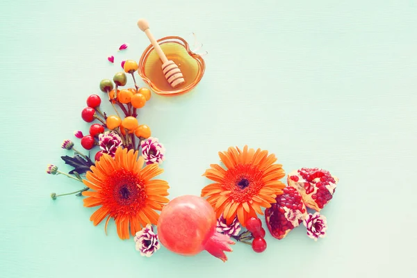 din görüntü Rosh aşana (Yahudi yeni yıl tatili) kavramı. Ahşap Mint Mavi Pastel arka plan üzerinde geleneksel Semboller