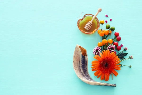 Náboženský obraz Rosh Hashanah (židovský Nový rok dovolené). Tradiční symboly nad dřevěnou mátovou modrou pastelovou tapetu — Stock fotografie