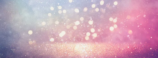 Abstrakte glitzernde silberne, lila, blaue und goldene Lichter Hintergrund. Entfokussiert. Banner — Stockfoto