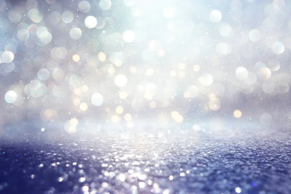 Absztrakt csillogó ezüst, lila, kék és arany fények háttér. de-fókuszált — Stock Fotó