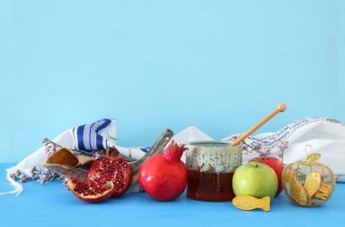 Rosh hashanah 'ın (Yahudi Yeni Yıl Tatili) dini imajı. Geleneksel semboller
