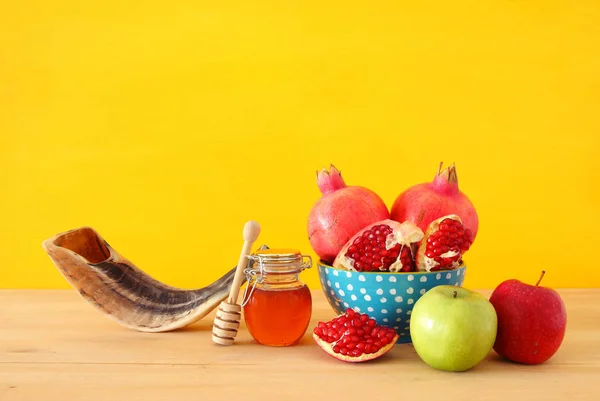 Imagem religiosa do conceito Rosh hashanah (feriado de Ano Novo judaico). Símbolos tradicionais — Fotografia de Stock