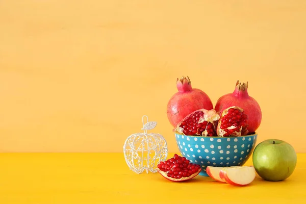 ロシュハシャナ(ユダヤ人の休日)コンセプト - ザクロとリンゴの伝統的な休日のシンボル — ストック写真