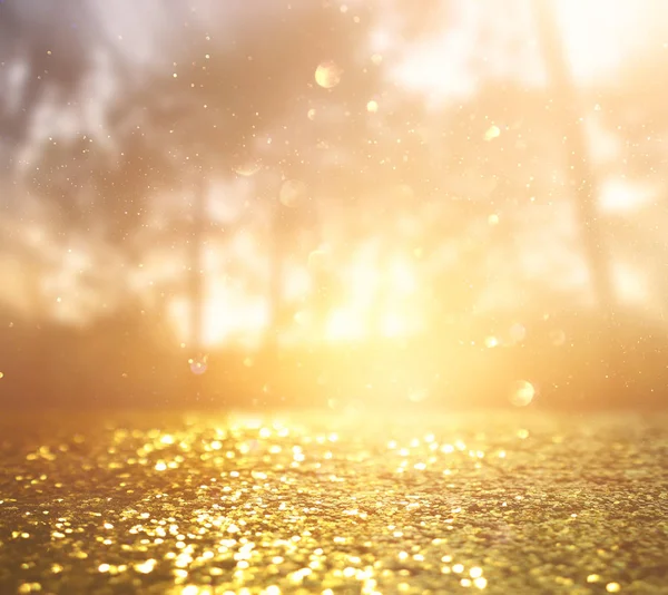Abstrakter Hintergrund aus Licht platzt zwischen Bäumen und glitzernden goldenen Bokeh-Lichtern — Stockfoto