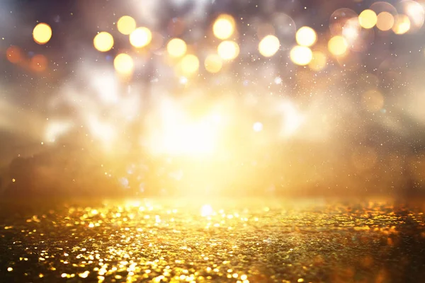 Ağaçlar ve glitter altın bokeh ışıkları arasında ışık patlaması Soyut arka plan — Stok fotoğraf