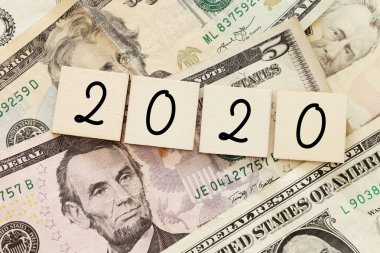 Para faturaları ile 2020 üst görünümü İş kavramı. Yeni yıl yönetimi ve mali plan