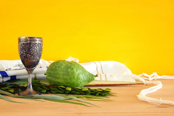 Sukkot Yahudi bayramı. Geleneksel Semboller (dört tür): Etrog, lulav, hadas, arava — Stok fotoğraf