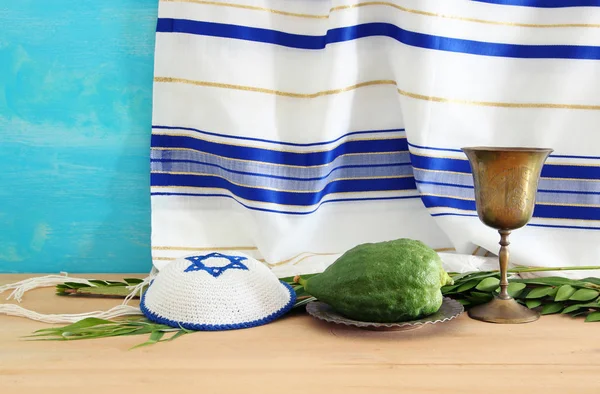 Żydowskie święto Sukkot. Tradycyjne symbole (cztery gatunki): Etrog, lulav, hadas, arava — Zdjęcie stockowe