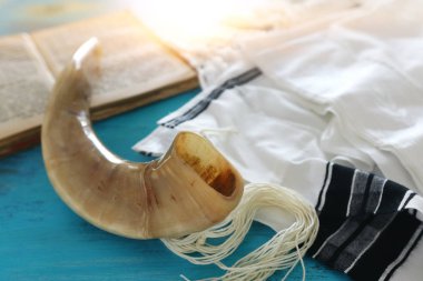 Duacı Şalı 'nın dini görüntüsü - Tallit, Dua Kitabı ve Shofar (boynuz) Yahudi dini sembolleri. Rosh hashanah (Yahudi Yeni Yıl Tatili), Şabat ve Yom kippur kavramı.