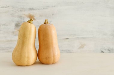 tatil Cadılar Bayramı görüntü. ahşap beyaz masa üzerinde kabak