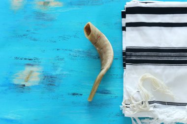 Beyaz dua talitesinde Shofar 'ın (boynuz) dini görüntüsü. Rosh hashanah (Yahudi Yeni Yıl Tatili), Şabat ve Yom kippur kavramı