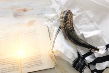 Duacı Şalı 'nın dini görüntüsü - Tallit, Dua Kitabı ve Shofar (boynuz) Yahudi dini sembolleri. Rosh hashanah (Yahudi Yeni Yıl Tatili), Şabat ve Yom kippur kavramı.