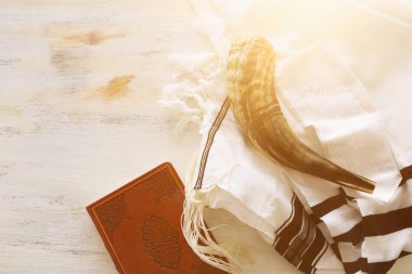 Duacı Şalı 'nın dini görüntüsü - Tallit, Dua Kitabı ve Shofar (boynuz) Yahudi dini sembolleri. Rosh hashanah (Yahudi Yeni Yıl Tatili), Şabat ve Yom kippur kavramı.
