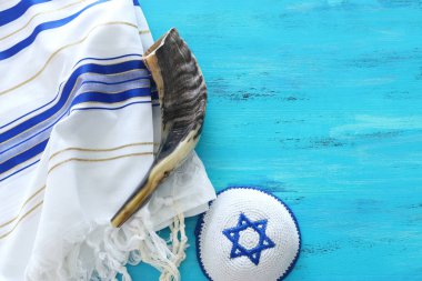 beyaz dua tılsım üzerinde shofar (boynuz) din görüntüsü. Rosh hash