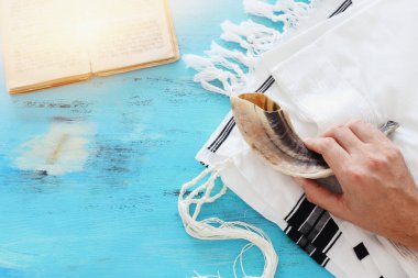 Duacı Şalı 'nın dini görüntüsü - Tallit, Dua Kitabı ve Shofar (boynuz) Yahudi dini sembolleri. Rosh hashanah (Yahudi Yeni Yıl Tatili), Şabat ve Yom kippur kavramı.