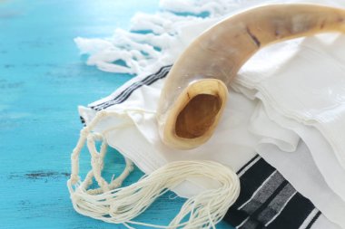 Beyaz dua talitesinde Shofar 'ın (boynuz) dini görüntüsü. Rosh hashanah (Yahudi Yeni Yıl Tatili), Şabat ve Yom kippur kavramı