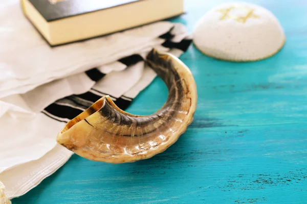 Imagen religiosa de Chal de Oración - Tallit, Libro de Oración y Shofar (cuerno) símbolos religiosos judíos. Rosh hashaná (vacaciones de Año Nuevo judío), Shabat y el concepto de Yom kippur. — Foto de Stock