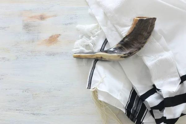 Religionsbild des Shofar (Horn) auf weißem Gebetsgeschwätz. Rosch Haschana (jüdischer Neujahrsfeiertag), Schabbat und Jom Kippur — Stockfoto