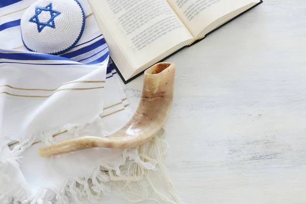 Imagen religiosa de Chal de Oración - Tallit, Libro de Oración y Shofar (cuerno) símbolos religiosos judíos. Rosh hashaná (vacaciones de Año Nuevo judío), Shabat y el concepto de Yom kippur. —  Fotos de Stock