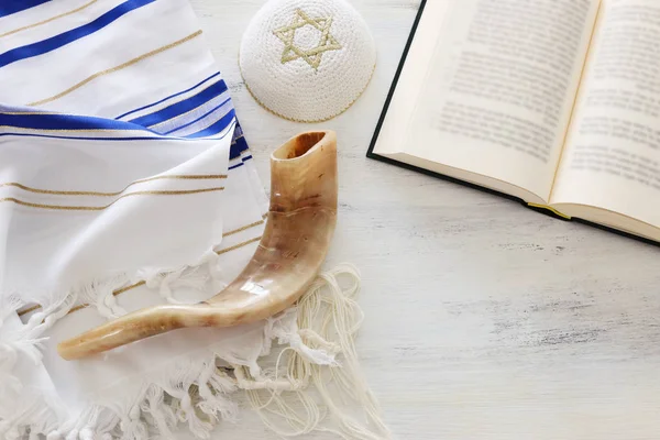 Imagen religiosa de Chal de Oración - Tallit, Libro de Oración y Shofar (cuerno) símbolos religiosos judíos. Rosh hashaná (vacaciones de Año Nuevo judío), Shabat y el concepto de Yom kippur. —  Fotos de Stock