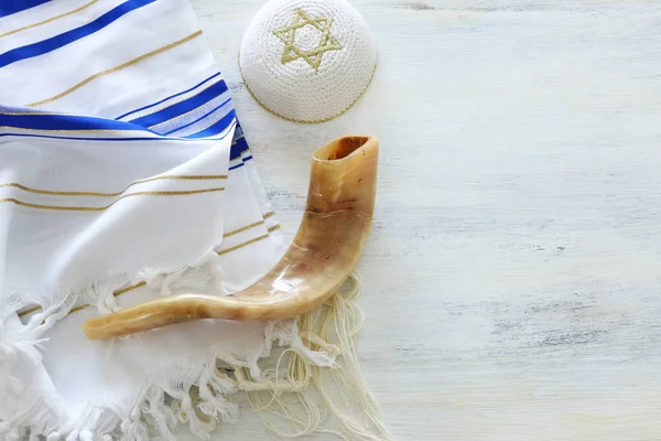 Religião imagem de xale de oração - Tallit, Livro de oração e Shofar (chifre) símbolos religiosos judaicos. Rosh hashanah (feriado de Ano Novo judaico), Shabbat e Yom kippur conceito . — Fotografia de Stock