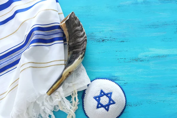 Religionsbild des Shofar (Horn) auf weißem Gebetsgeschwätz. Rosch Haschisch — Stockfoto