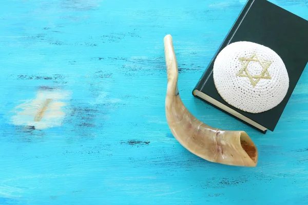 Religión imagen de Libro de oración y Shofar (cuerno) símbolos religiosos judíos. Rosh hashaná (vacaciones de Año Nuevo judío), Shabat y el concepto de Yom kippur. —  Fotos de Stock