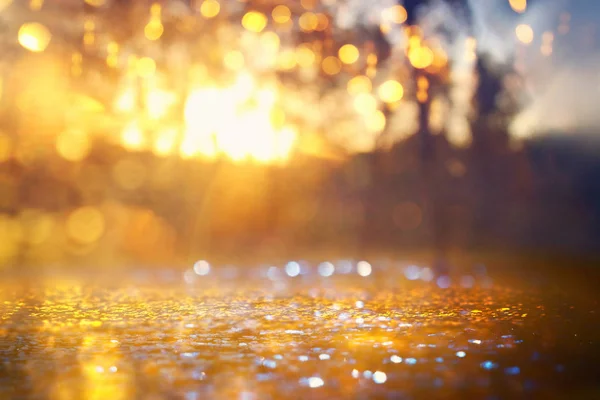 Ağaçlar ve glitter golde arasında ışık patlaması soyut arka plan — Stok fotoğraf