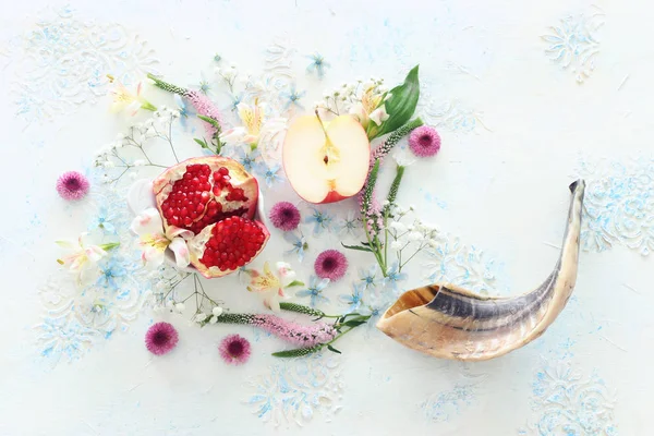 Imagem religiosa do conceito Rosh hashanah (feriado de Ano Novo judaico). Símbolos tradicionais — Fotografia de Stock