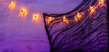 örümcek ağı ve renkli çelenk ışıkları ile Halloween arka plan tatil kavramı