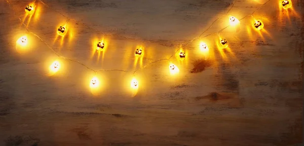 Праздничная концепция Хэллоуина фон с гирляндой огни — стоковое фото