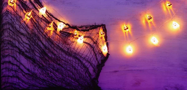 örümcek ağı ve çelenk ışıkları ile Halloween arka plan tatil kavramı