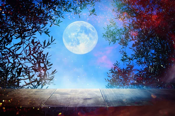 휴일 할로윈 개념입니다. 무서운 안개 낀 밤 하늘과 보름달 배경 앞에 빈 소박한 테이블. 제품 디스플레이 몽타주를 위한 준비 — 스톡 사진