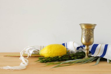 Sukkot Yahudi bayramı. Geleneksel Semboller (dört tür): Etrog, lulav, hadas, arava