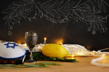 Sukkot Yahudi bayramı. Geleneksel Semboller (dört tür): Etrog, lulav, hadas, arava