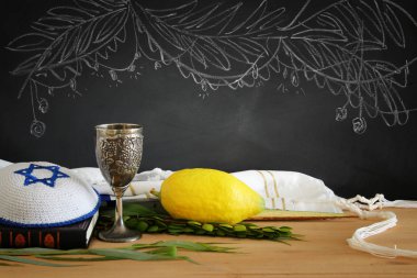 Sukkot Yahudi bayramı. Geleneksel Semboller (dört tür): Etrog, lulav, hadas, arava