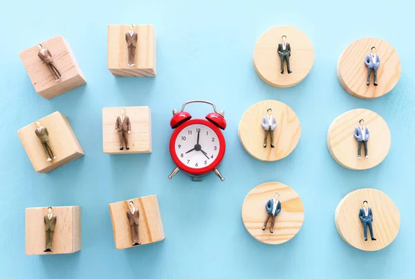 Imagem empresarial do conceito de gestão do tempo. Grupo de pessoas e despertador, prazo e metáfora do trabalho em equipe — Fotografia de Stock