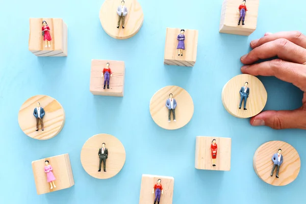 Business concept image of people figures over wooden table, ανθρώπινοι πόροι και διαχείριση — Φωτογραφία Αρχείου