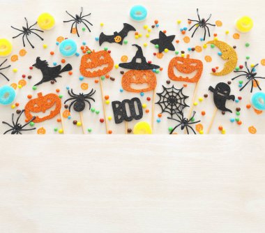 Cadılar Bayramı tatil görüntü. Kabaklar, yarasalar, davranır ve beyaz ahşap arka plan üzerinde cadı. üst görünüm, düz yatıyordu