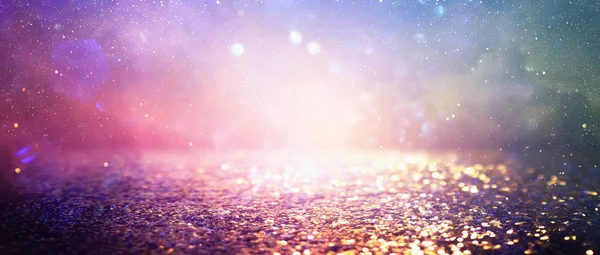 Abstrakte glitzernde silberne, lila, blaue und goldene Lichter Hintergrund. Entfokussiert. Banner — Stockfoto