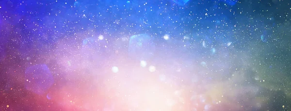 Abstrakte glitzernde silberne, lila, blaue und goldene Lichter Hintergrund. Entfokussiert. Banner — Stockfoto