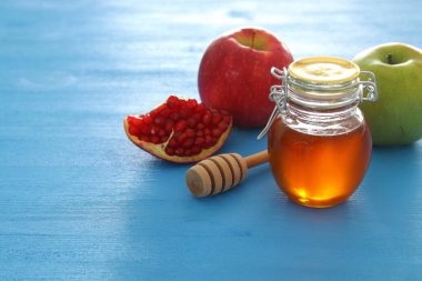 rosh hashanah (jewesh holiday) concept - honey, apple and pomegranate traditional holiday symbols clipart